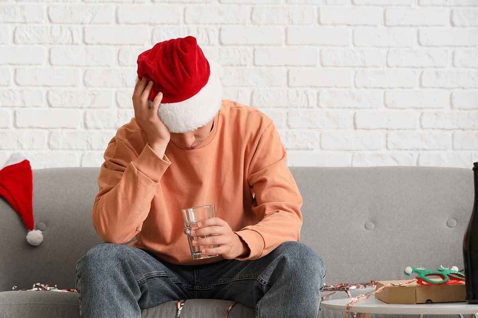    Классическая картина похмелья: головная боль, тошнота, сильная слабость, обезвоживание. Фото: Pixel-Shot /Shutterstock/Fotodom