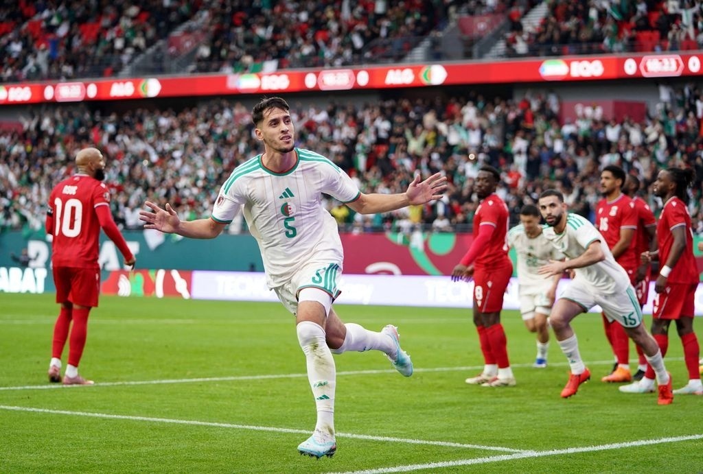    Защитник сборной Алжира Зинеддин Белаид. Reuters