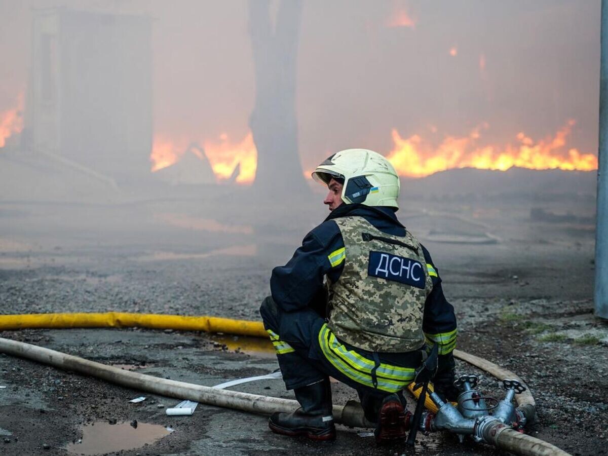    Украинские пожарные на месте пожара на территории предприятия в Черкассах | © Фото : ГСЧС Украины