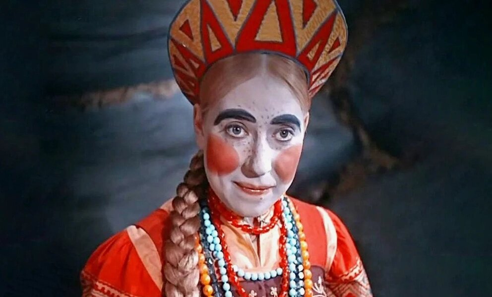    Инне Чуриковой посол ЧССР вручил серебряную медаль Масарика за роль Марфуши. Кадр из фильма