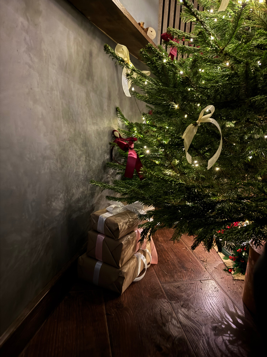 Подарки подписаны: Анастасии, Дмитрию, Мирославе