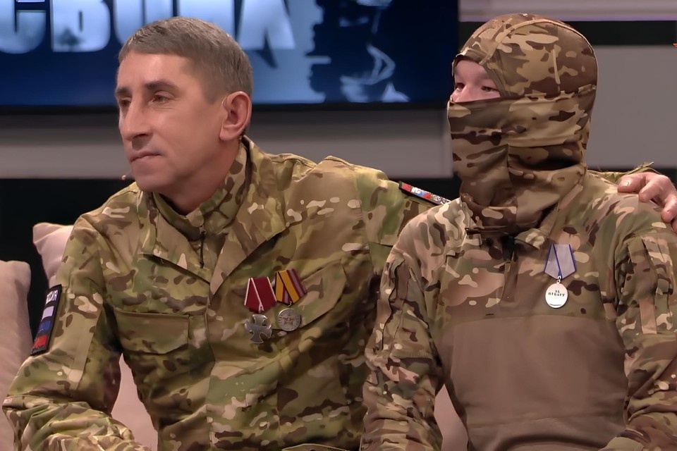    Анатолий в 2025 году смог встретиться с сослуживцем. Фото: Кадр ток-шоу «Ищу СВОих»