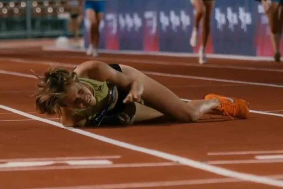    Мария Ермакова упала перед финишем. Фото: Павел Ковалев