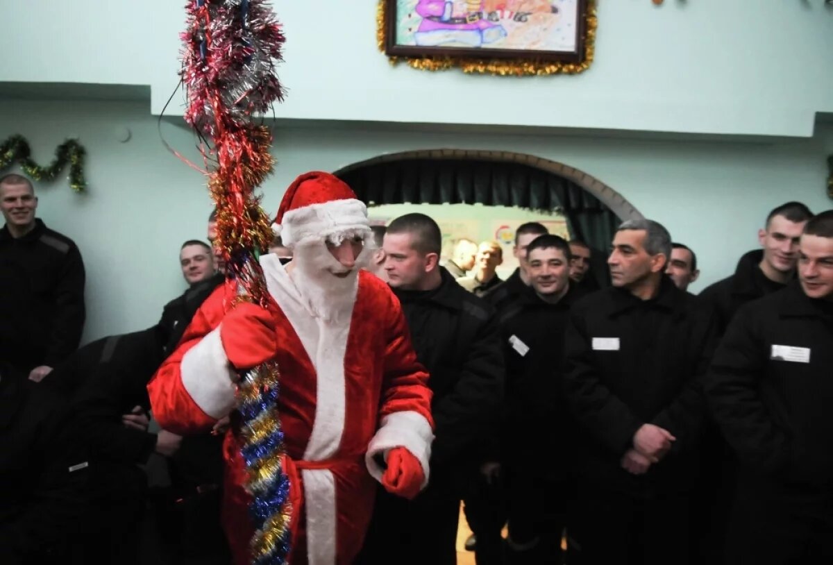    Как рассказал бывший начальник отряда одной из мужских исправительных колоний Сергей, у заключенных нет восприятия этого праздника как праздника.
