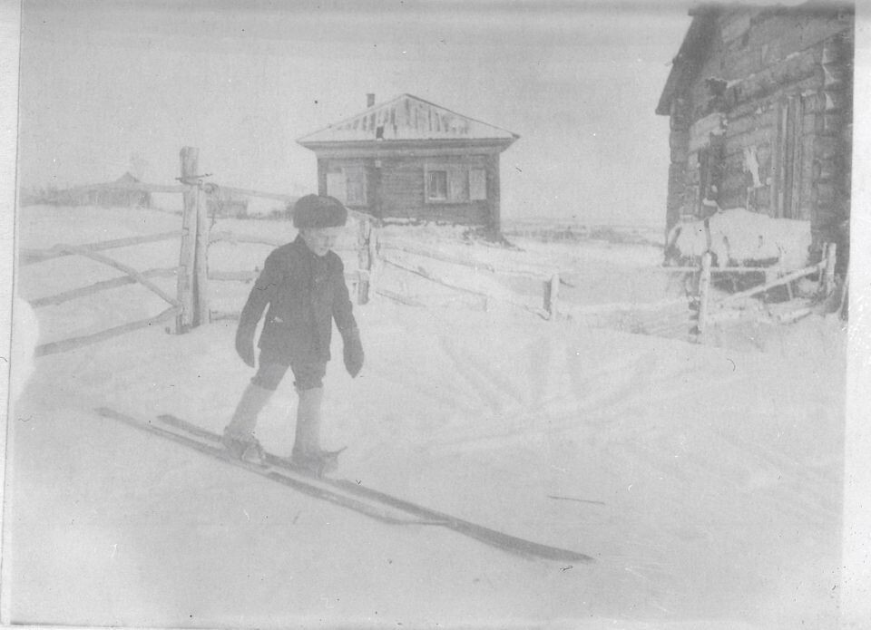    Г.С. Титов на лыжах, 1941 г.. Источник: goskatalog.ru, архив АГКМ