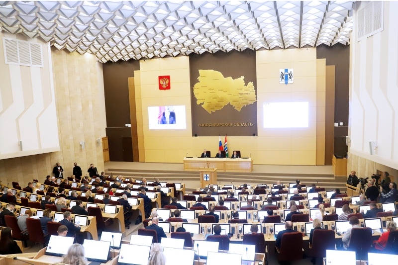    Главный финансовый документ города Оби был принят местными депутатами во втором чтении на заключительной сессии уходящего года. Она состоялась на прошлой неделе. Перед заседанием народные избранники поздравили своего коллегу – заместителя председателя Совета депутатов Максима Кузнецова. Заксобрание региона наградило обчанина медалью «Общественное признание» - за большой вклад в социальное, экономическое развитие области, высокие достижения в профессиональной деятельности и многолетний добросовестный труд.