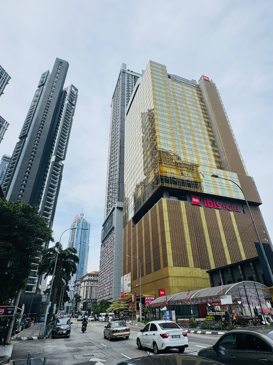 Отель Ibis справа