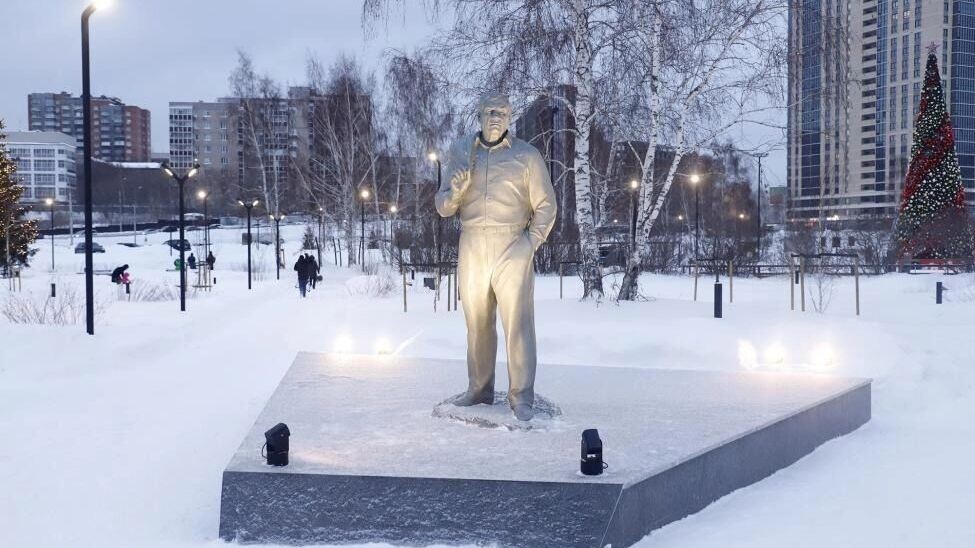    Памятник Бугакову   Заксобрание Новосибирской области