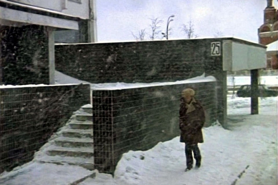    На проспекте Вернадского, 113 по сюжету был «ленинградский» дом Нади Шевелевой (героини Барбары Брыльской), а на Вернадского, 125 «жил» москвич Женя Лукашин (Андрей Мягков). кадр из фильма