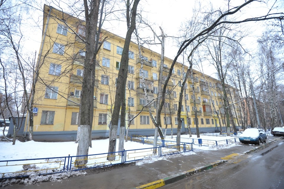    Дом номер 25, который в жизни был всего лишь пятиэтажной панельной хрущевкой, несколько лет назад снесли. Михаил ФРОЛОВ