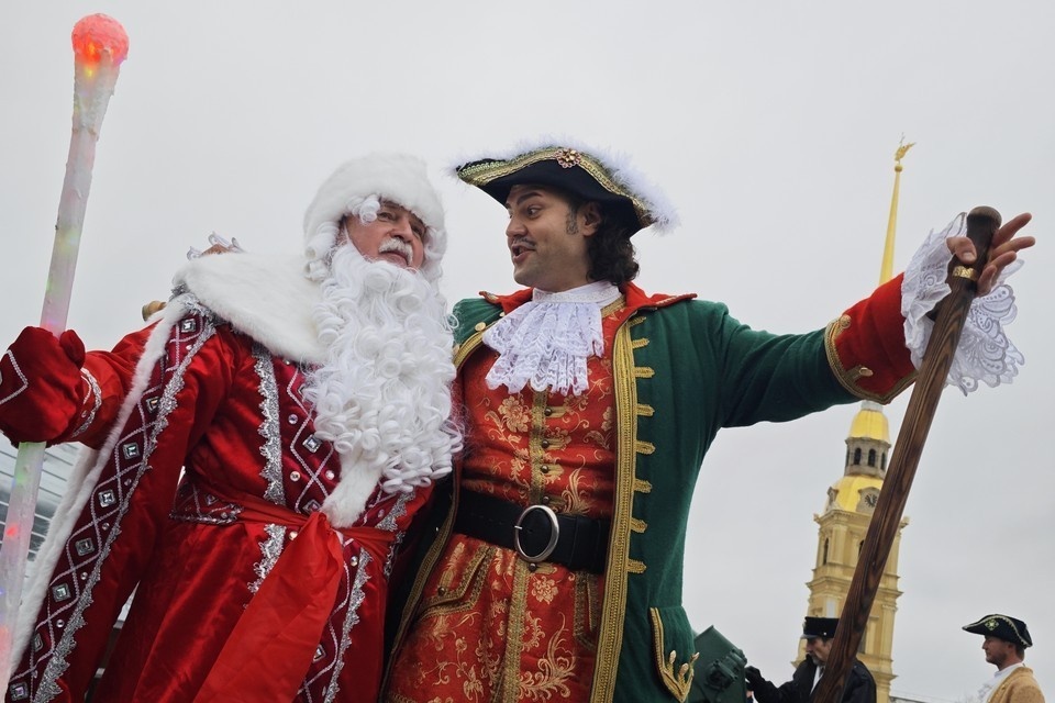    Петр придумал отмечать Новый год в январе, а Сталин ввел Деда мороза. Алексей БУЛАТОВ