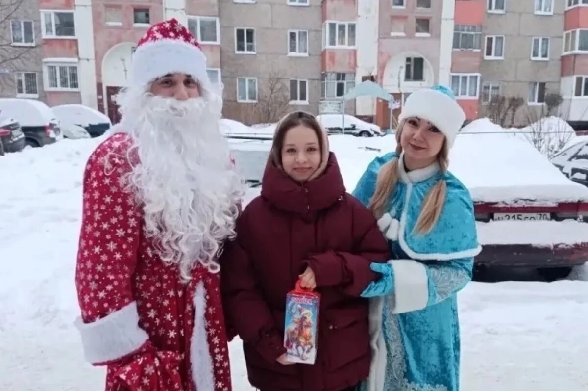    Росгвардейцы поздравили детей погибших коллег в образе Деда Мороза