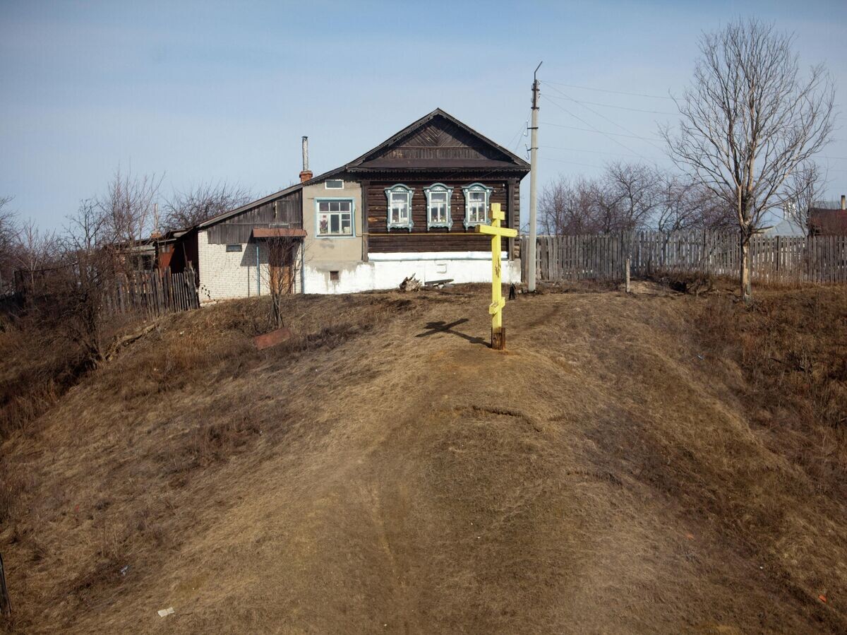    Крест, установленный на месте дома в селе Карачарове, где предположительно жил легендарный богатырь Илья Муромец | © РИА Новости / Михаил Фомичев