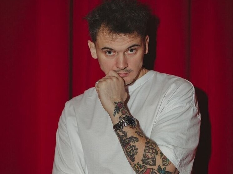     Пусть жизнь чаще дарит вам поводы для улыбки, и пусть вместе с вами идет через этот год любимая музыка», — отметил комик. Фото: телеграм-канал Максима Зайца