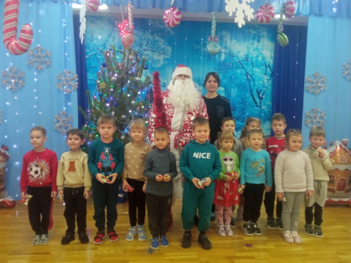    На память воспитанники детсада сфотографировались с необычным Дедом Морозом