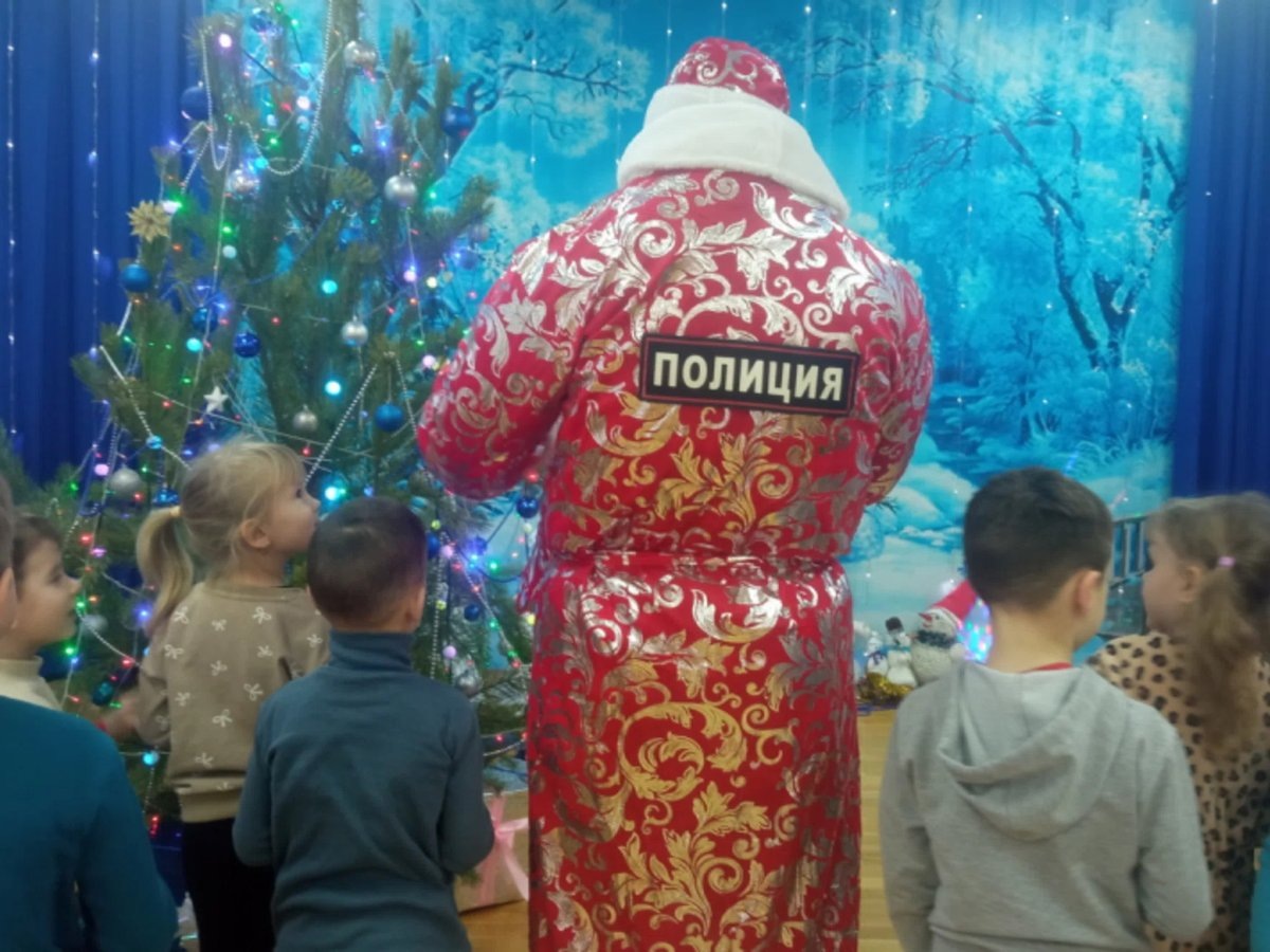    К детям из детсада в Петухово пришел полицейский Дед Мороз