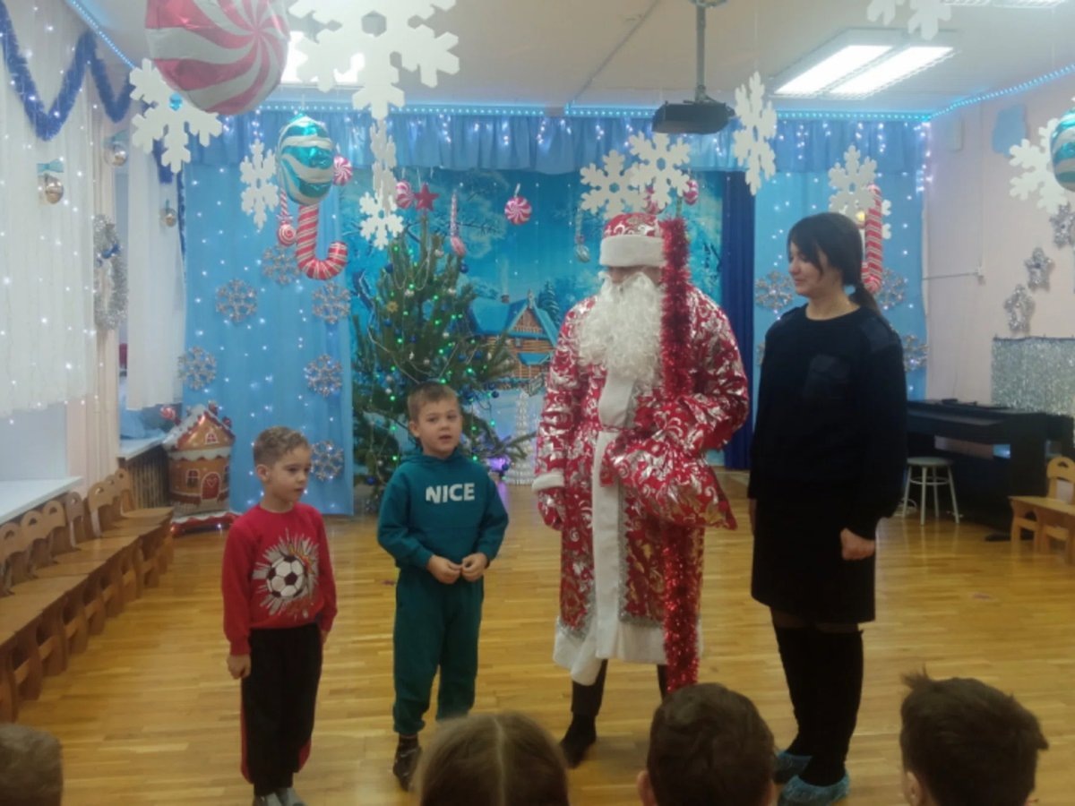    Дети рассказали стихи и получили подарки