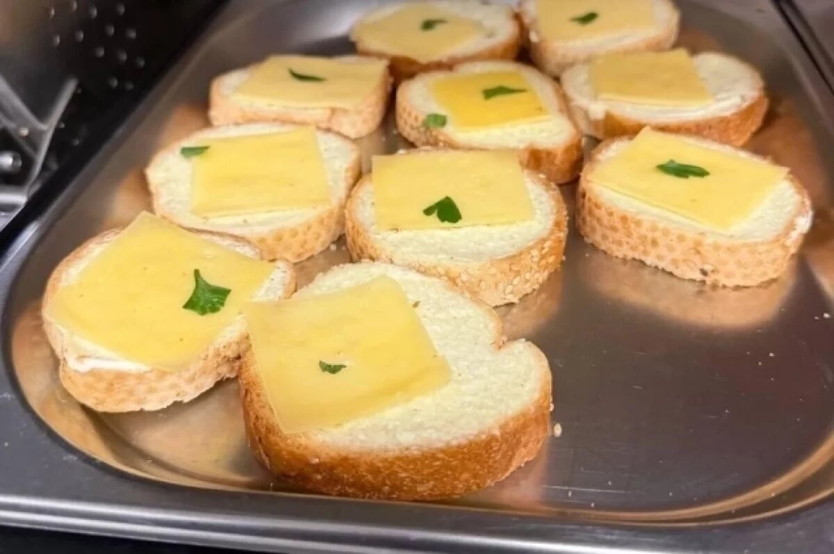    Комик Сергей Орлов высмеял «окаменелые» бутерброды в аэропорту Омска