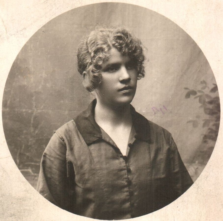 Создать карусельГалина Николаевна Шахова, первый библиотекарь Зеленодольска