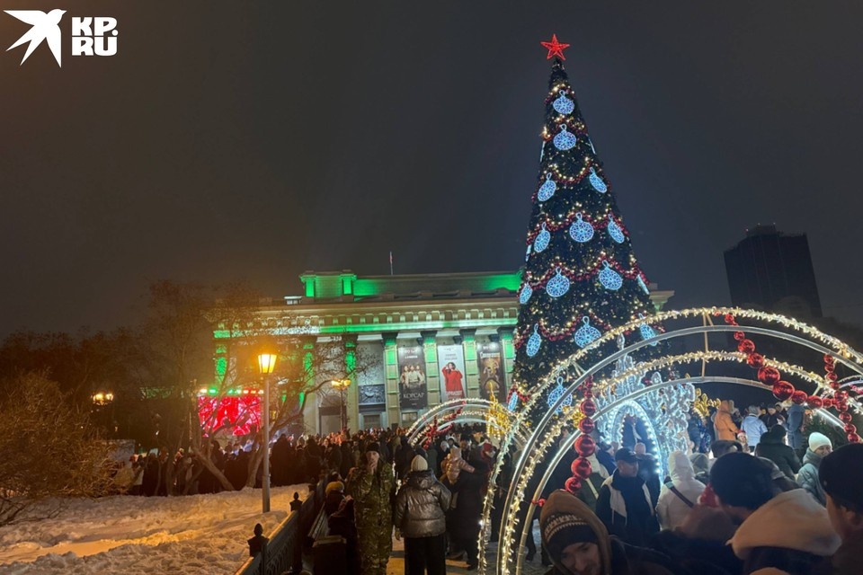    У театра показывали обращение Президента РФ. Фото: Людмила ОЖАНСКАЯ