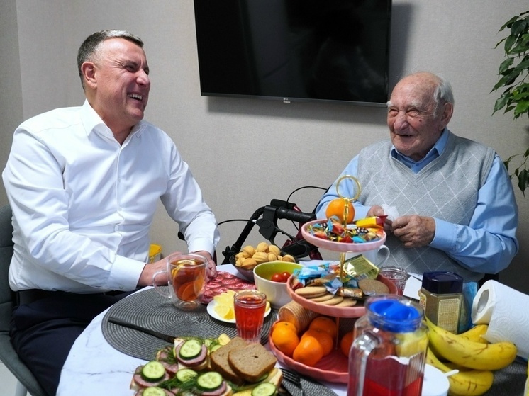     Александр Розбаум навестил ветерана Великой Отечественной войны, Почетного гражданина Великого Новгорода, 99-летнего Василия Степановича Крестьянинова. фото со страницы мэра Великого Новгорода Александра Розбаума ВКонтакте