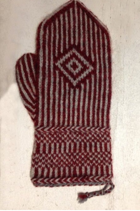 Варежка витым вязанием twined knittung