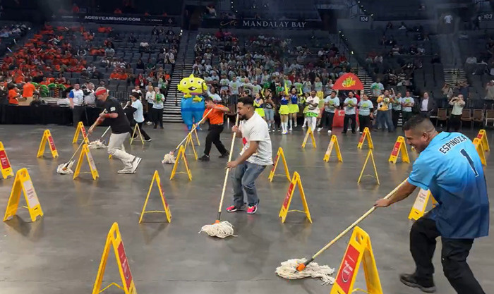    Эстафета со шваброй