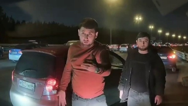 "Выходи, если мужчина": Толпа мужчин с бородами окружили авто простого мужика