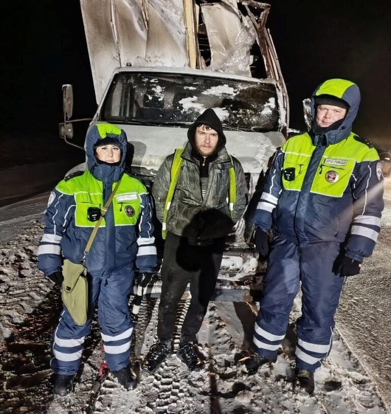    Полицейские из Сорочинска помогли водителю выбраться из снежного плена Оренбуржье