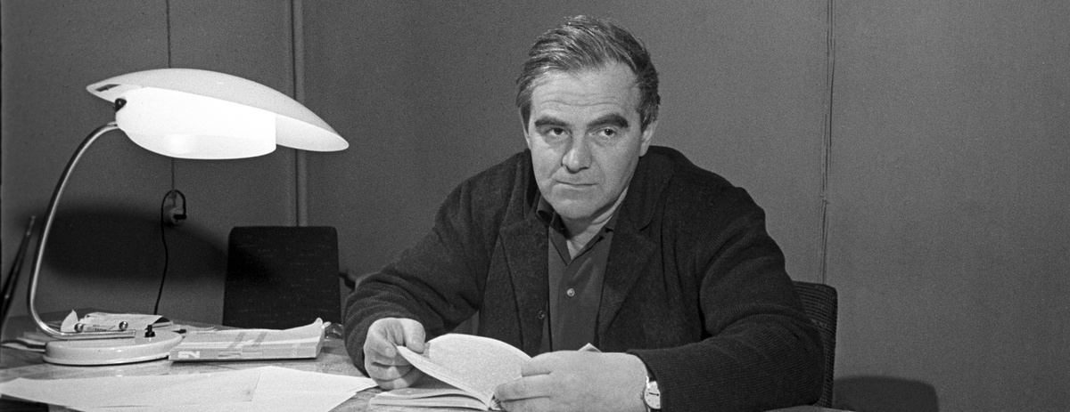     Даниил Александрович Гранин в своем кабинете. / С. Озерский / РИА Новости