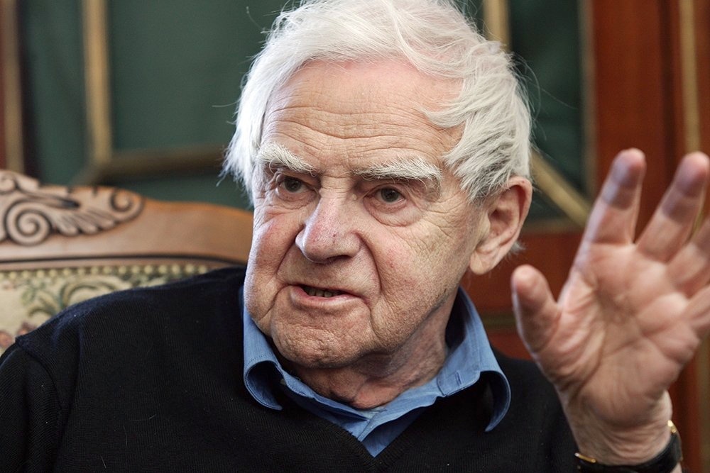    "Молчание - самая удобная форма лжи. Оно умеет ладить с совестью, оно оставляет лукавое право хранить собственное мнение и, возможно, когда-то сказать его. Только не сейчас", - рассуждал писатель. / Фото: Дмитрий Кощеев/РГ