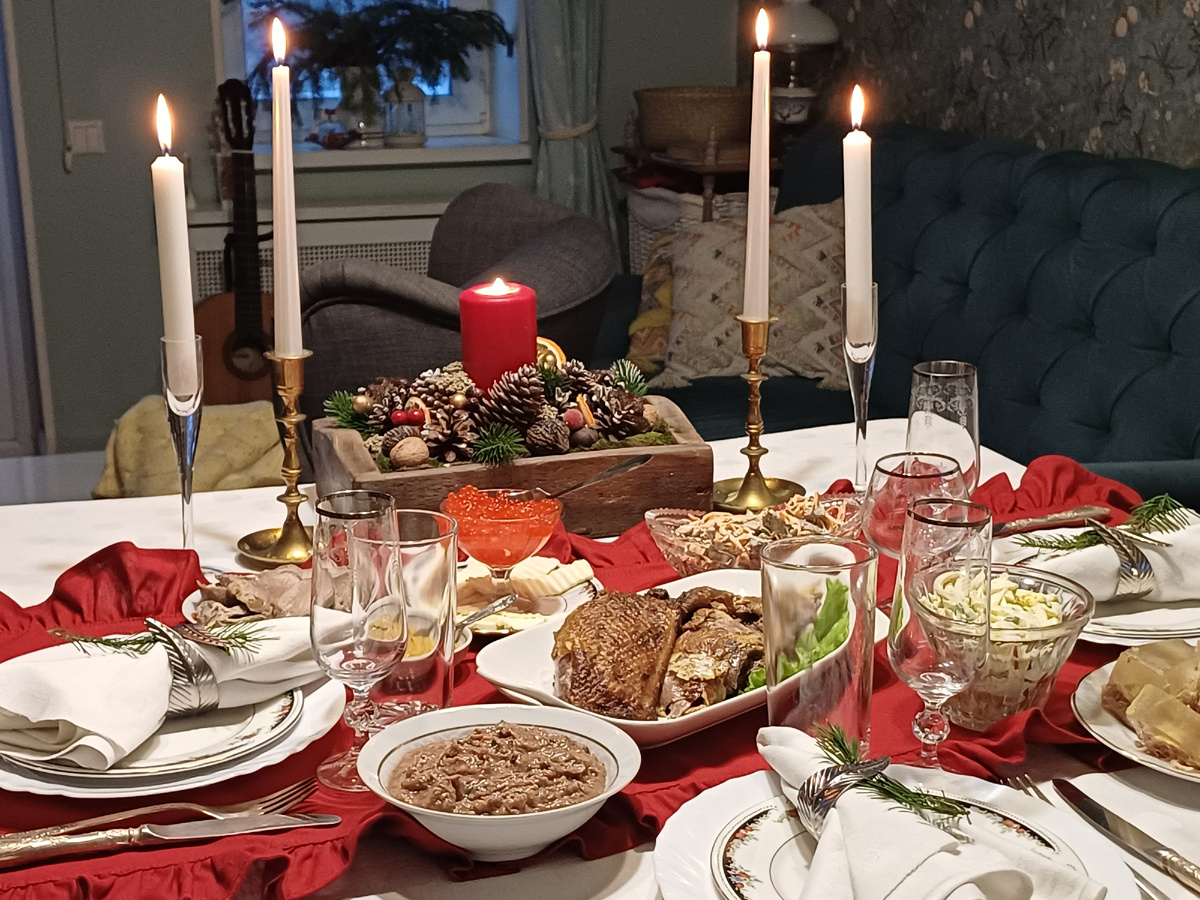 Наш новогодний стол. Сервировка на троих. Большой стол не раскладывали, а ужинали за кухонным островом. Фото автора