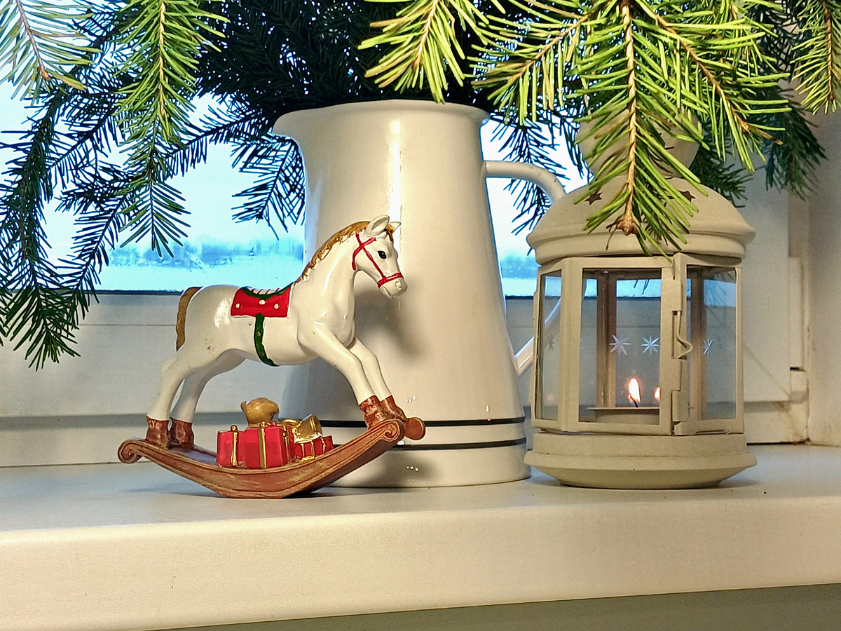 С Новым годом! Моя скромная праздничная композиция из свежих еловых веточек, которые я просто поставила в кувшин с водой, лошадки, давно купленной в Фикс Прайсе и икеевского фонарика. Фото автора