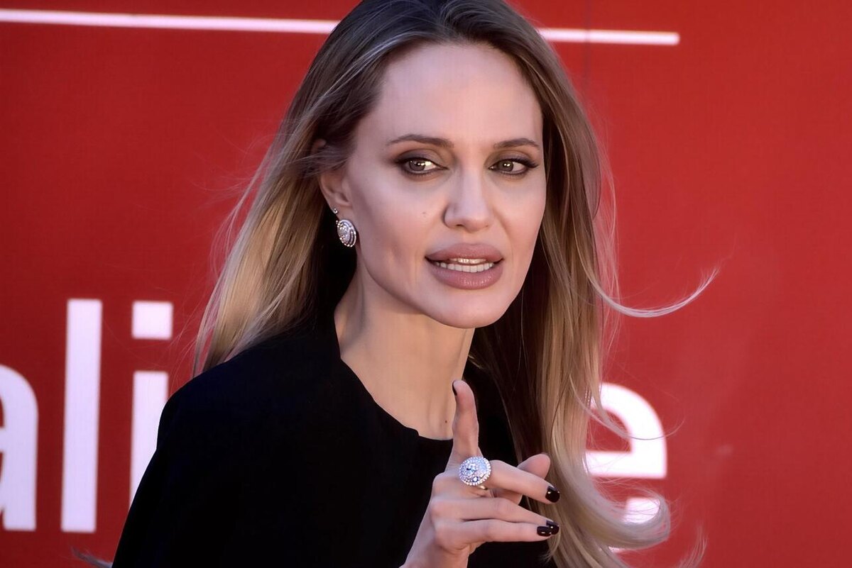    Джоли готова к отъезду из Америки LEGION-MEDIA