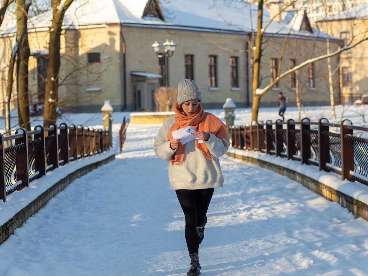    Девушка идет по улице в Гродно | © iStock.com / Aksakalko