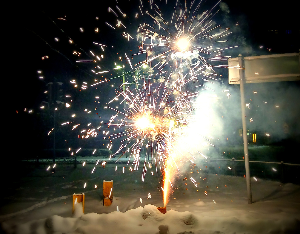 Запуск фейерверка ровно в полночь 01 января 2026 года.