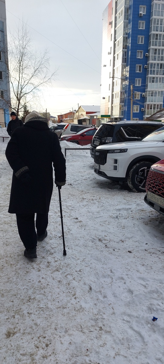  Аня может ходить только с тростью. Гуляет теперь очень мало.