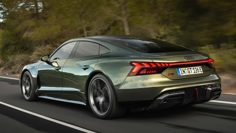 Audi RS e-tron GT performance - это самый мощный серийный автомобиль Audi, сочетающий дизайн Gran Turismo с экстремальной производительностью: до 925 л.с. и разгон 0-100 км/ч за 2,5 секунды, благодаря двум электромоторам и полному приводу quattro, с быстрой зарядкой до 320 кВт. Он оснащен пневмоподвеской и передовыми технологиями для динамичного вождения, предлагая при этом роскошный интерьер.