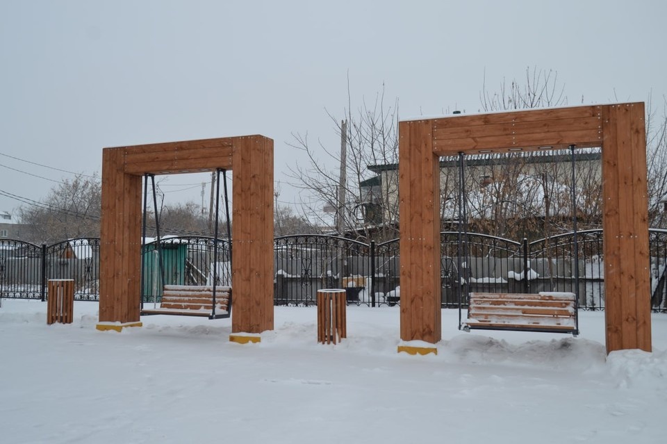    На территории поставили качели. Фото Ксения Комиссарова.