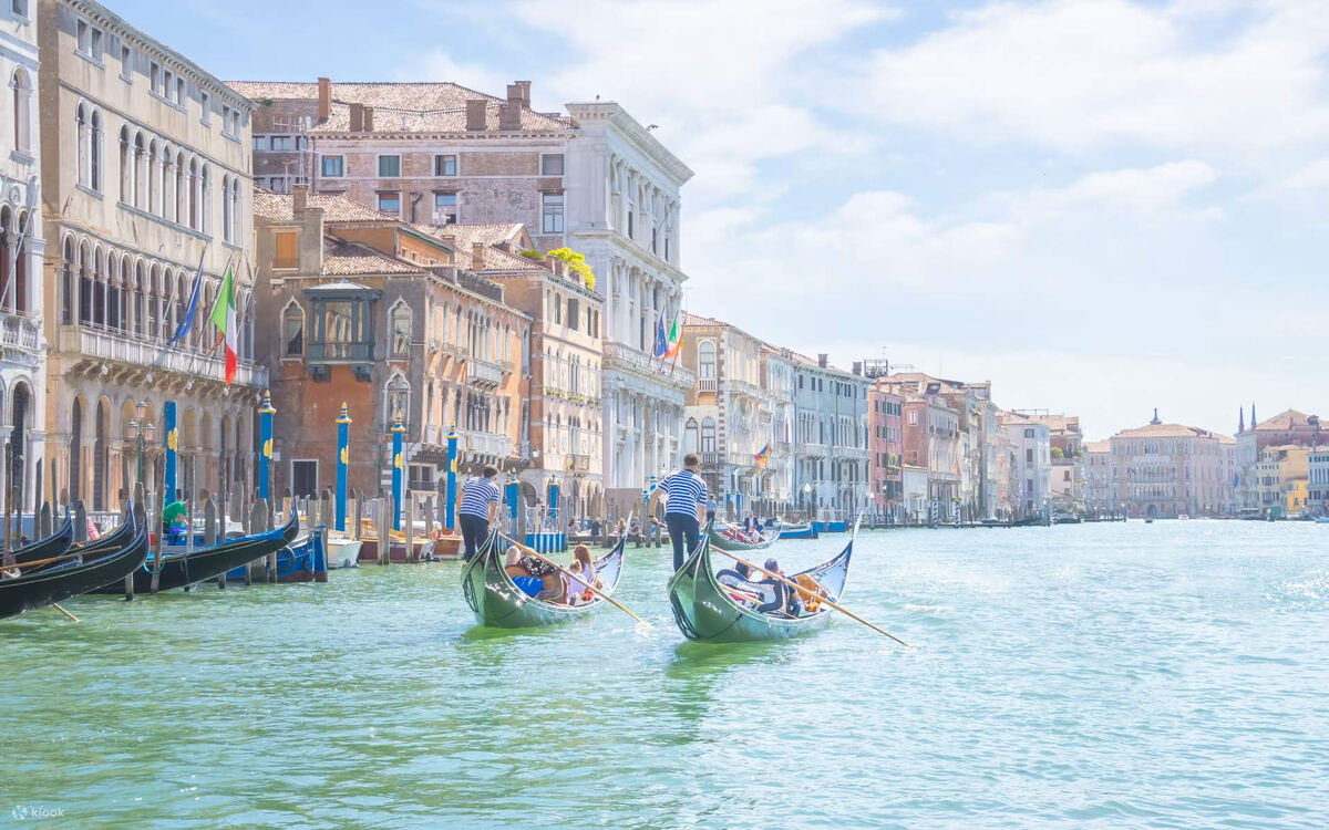 Классический вид на Гранд-канал с гондолами и палаццо