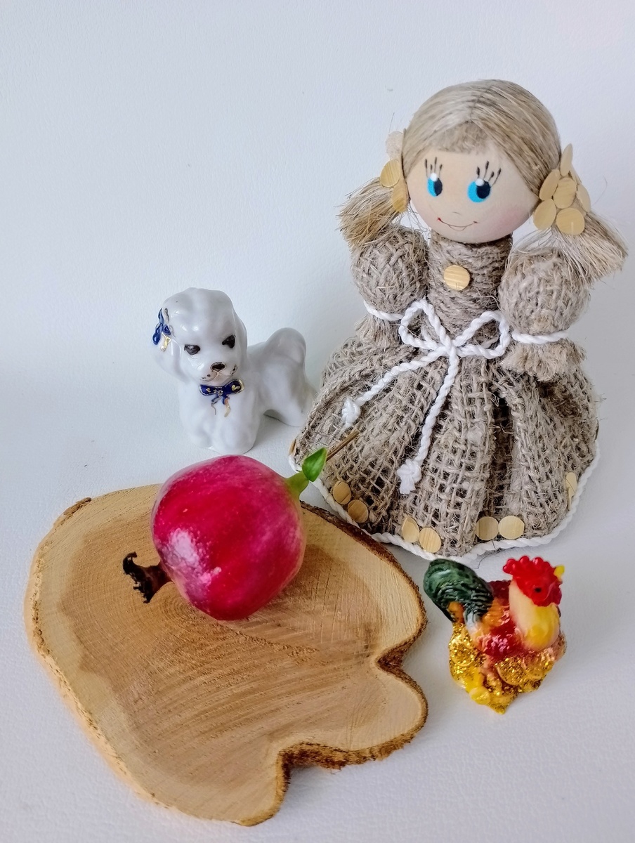 Белорусска с пятигорской собачкой и китайским петушком и гранатиком,выращенным на окне.