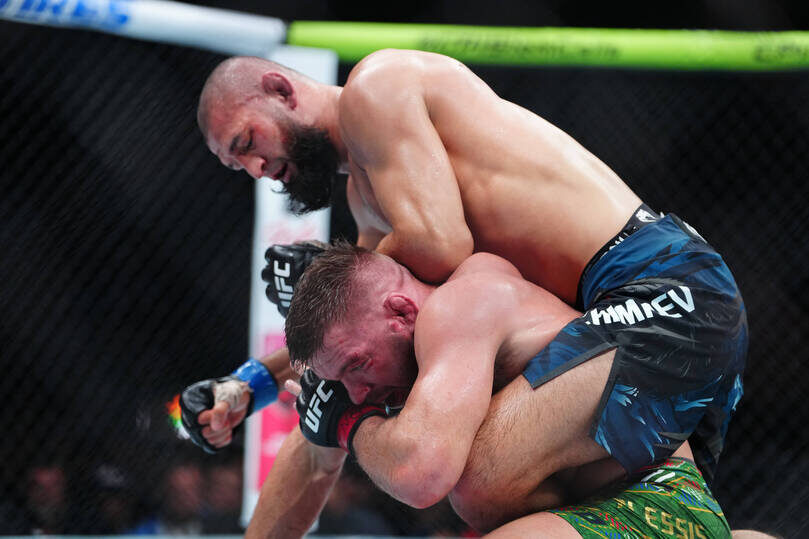     Хамзат Чимаев и Дрикус Дю Плесси / Фото: IMAGO / Louis Grasse / Global Look Press