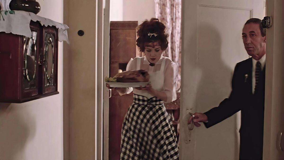 Первый выход из туалета. Кадр из фильма «Москва слезам не верит».