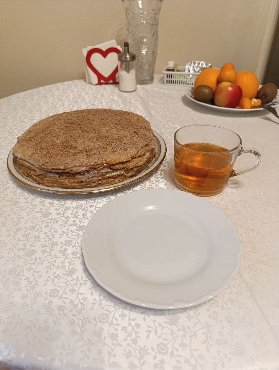 Чай, с тортом,Торт как для себя,простой,без наворотов..