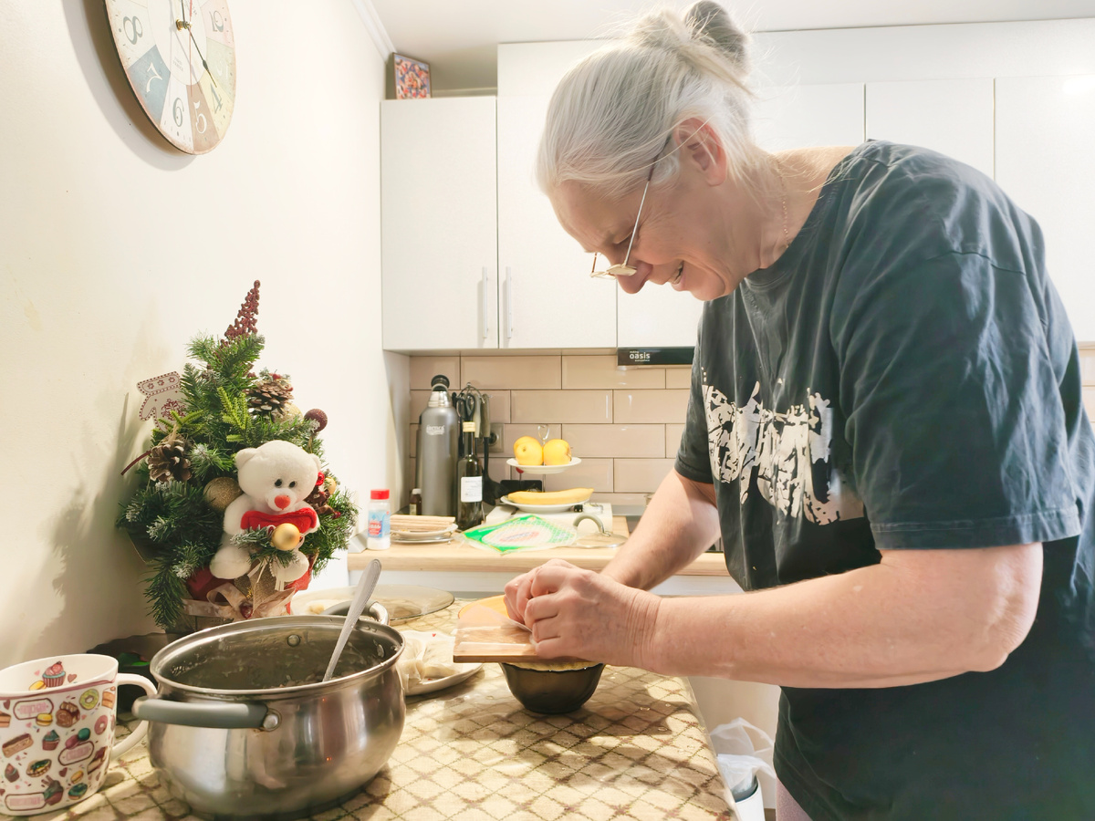 Галя на кухне