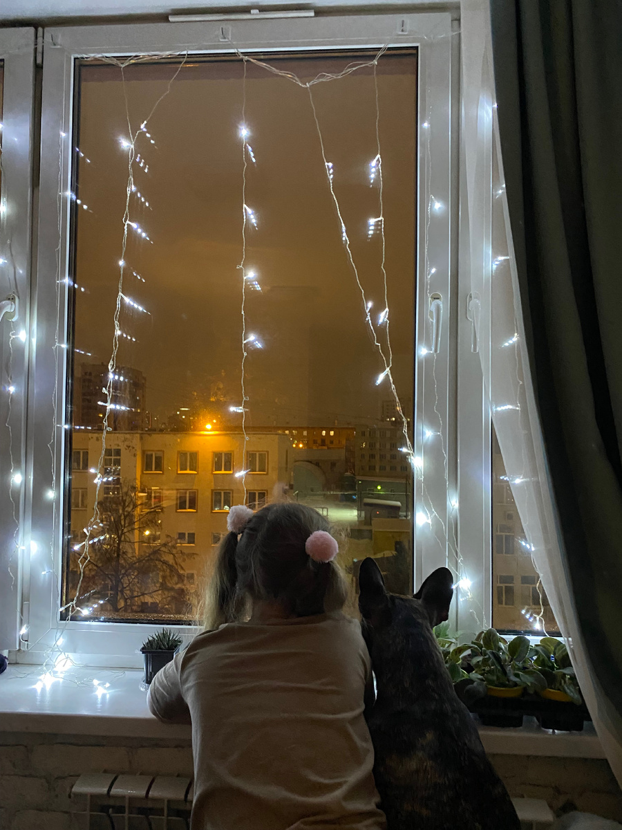 Смотрят как уходит 2025 год)