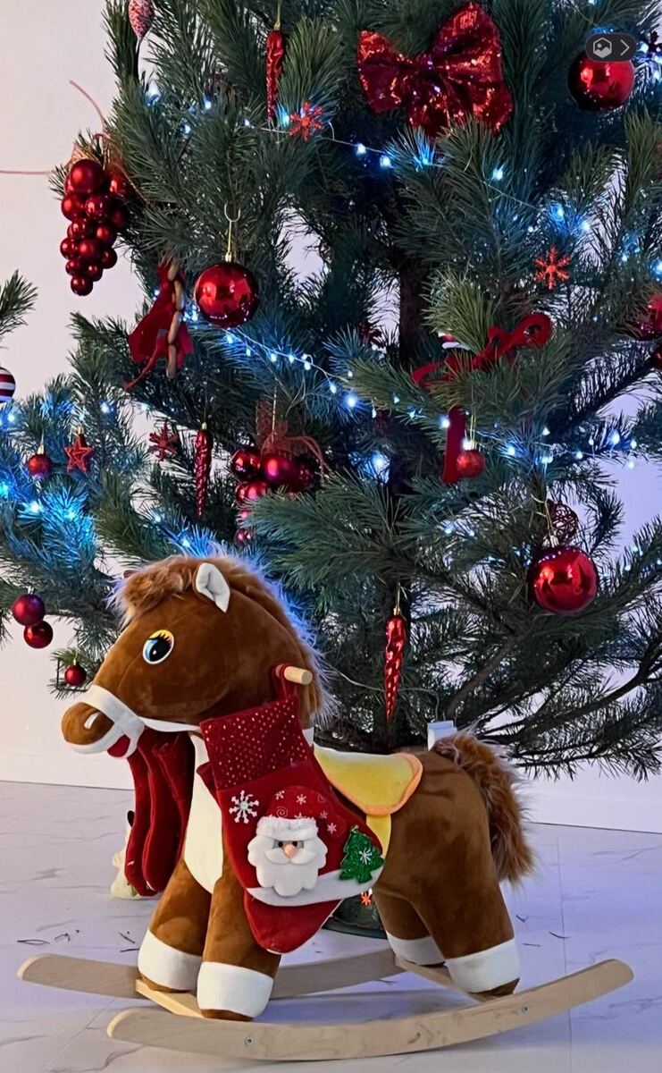 Вот она — главная героиня года Коня! Эта маленькая коняшка уже заняла стратегическую позицию под новогодней сосной  и ждёт своих приключений. Фото автора канала