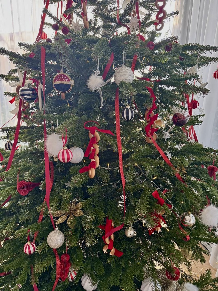 Ёлка на Кипре, украшенная в русском стиле, дочерью и внуком, гирляндами из баранок. Фото из личного архива.