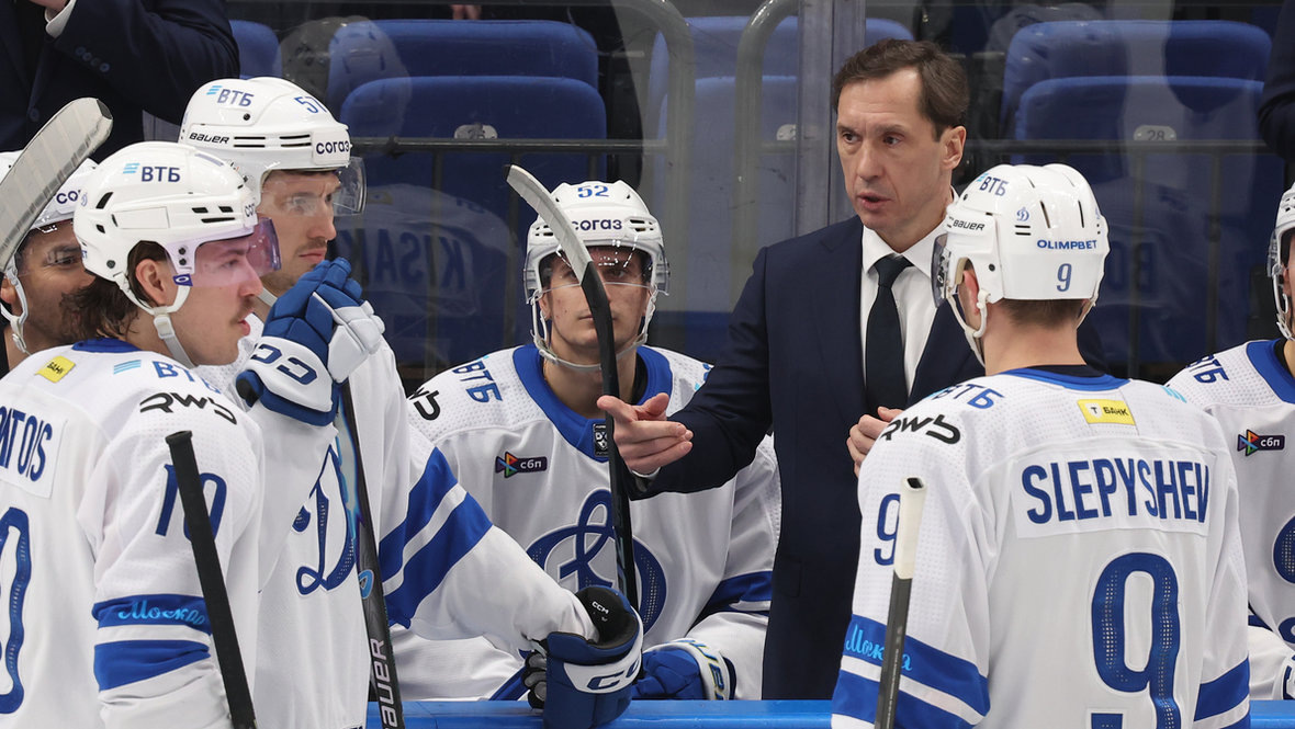    Главный тренер «Динамо» Вячеслав Козлов с хоккеистами.Александр Федоров