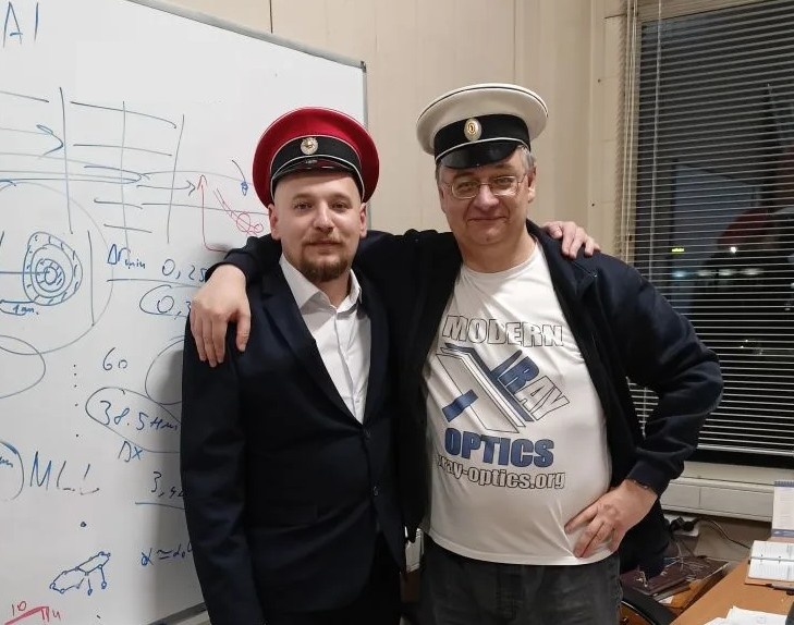 Зная о моем нынешнем увлечении историей Гражданской войны, друзья дарят вскоре такое. Например, фуражки Корниловского и Марковского полков.